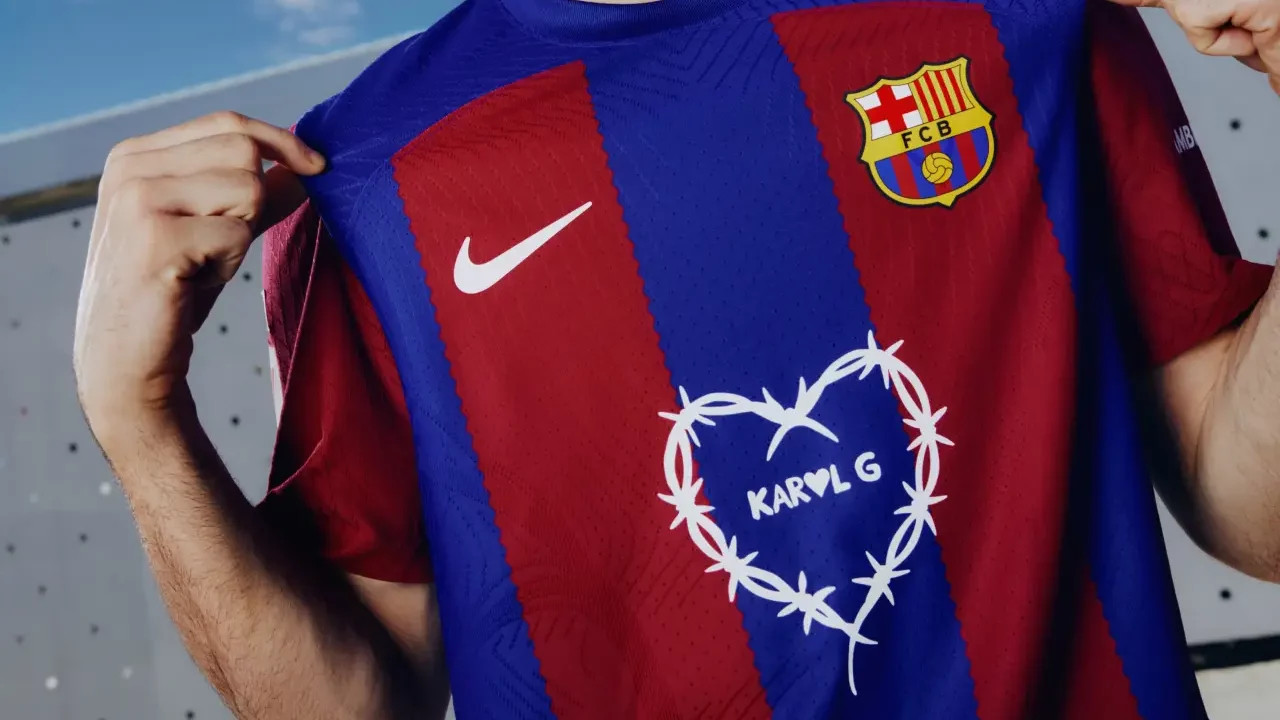 Karol G debutará en la camiseta del FC Barcelona para el clásico femenil de LaLiga EA Sports