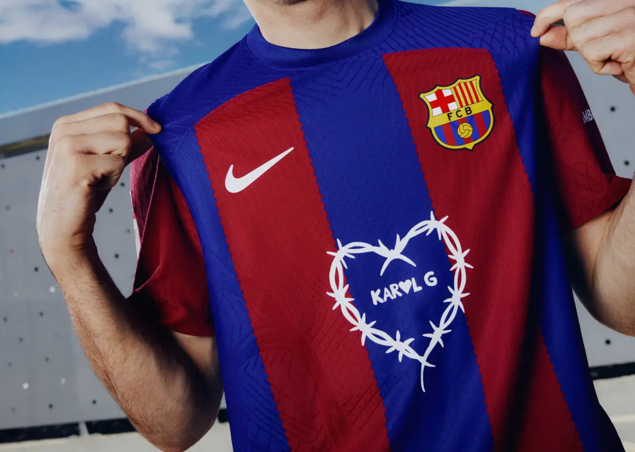Karol G debutará en la camiseta del FC Barcelona para el clásico femenil de LaLiga EA Sports