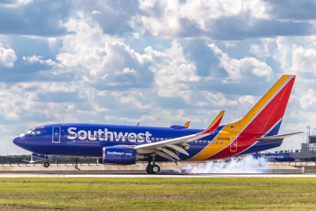 Otra vez Boeing: un 737 pierde la cubierta del motor minutos después de despegar en Denver
