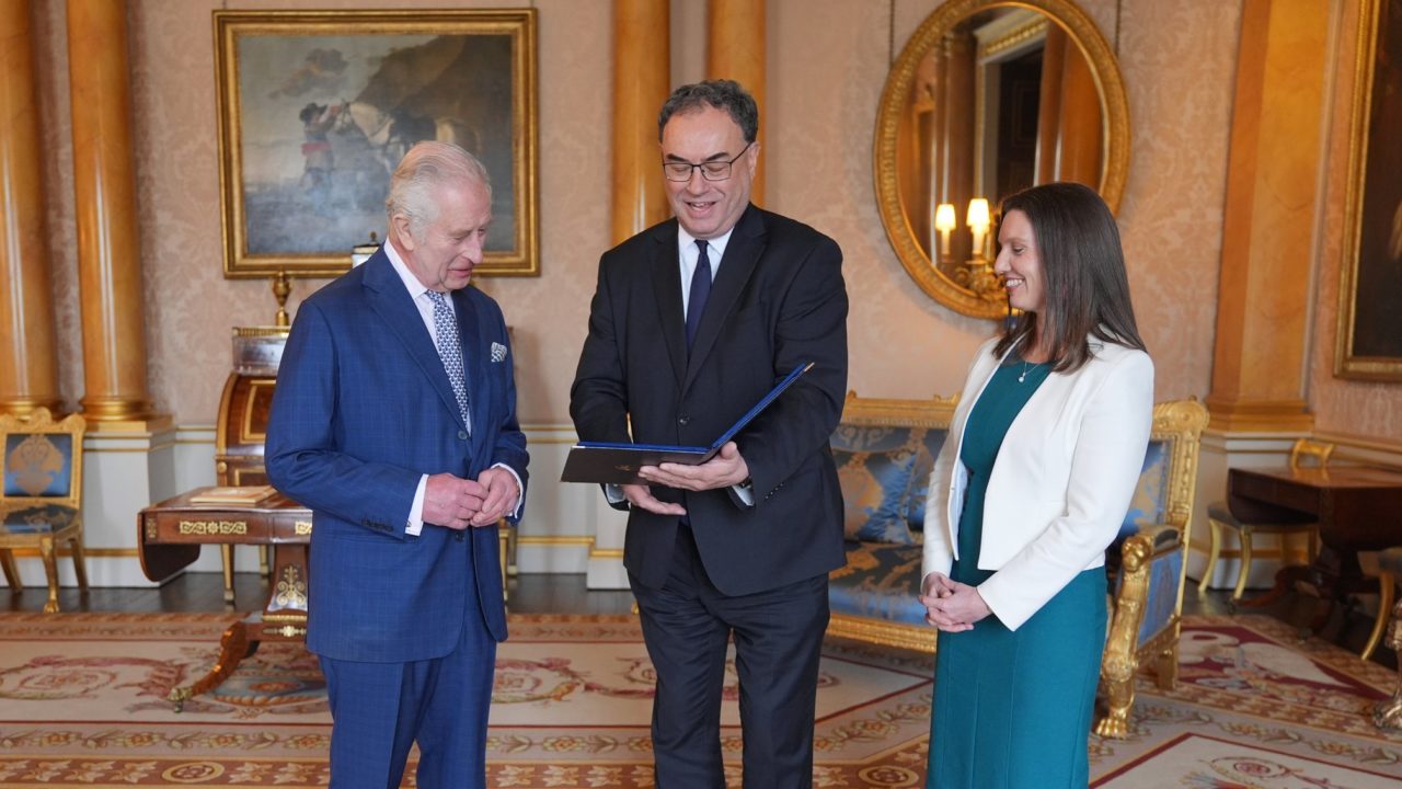 Banco de Inglaterra presenta al rey Carlos III los primeros billetes con su imagen