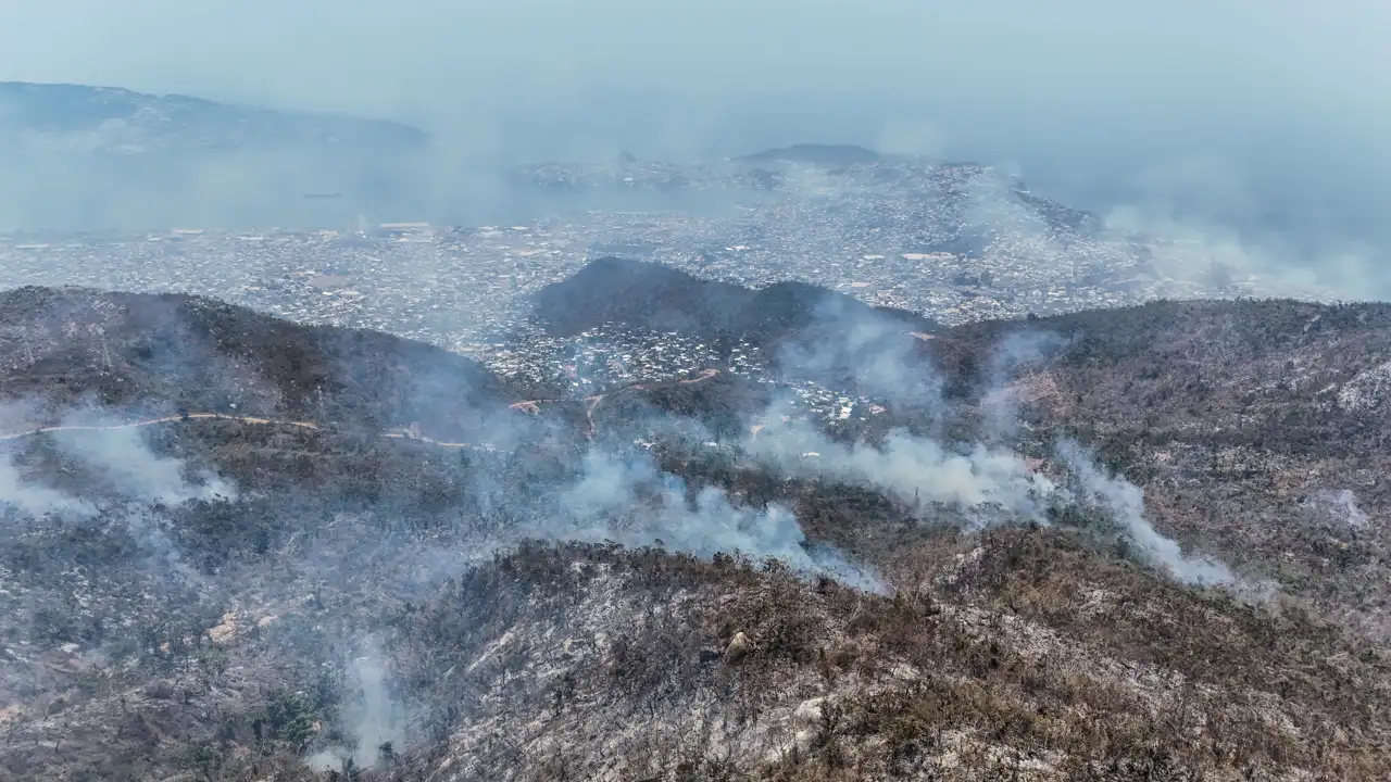 Incendios forestales azotan Acapulco a 6 meses del huracán Otis