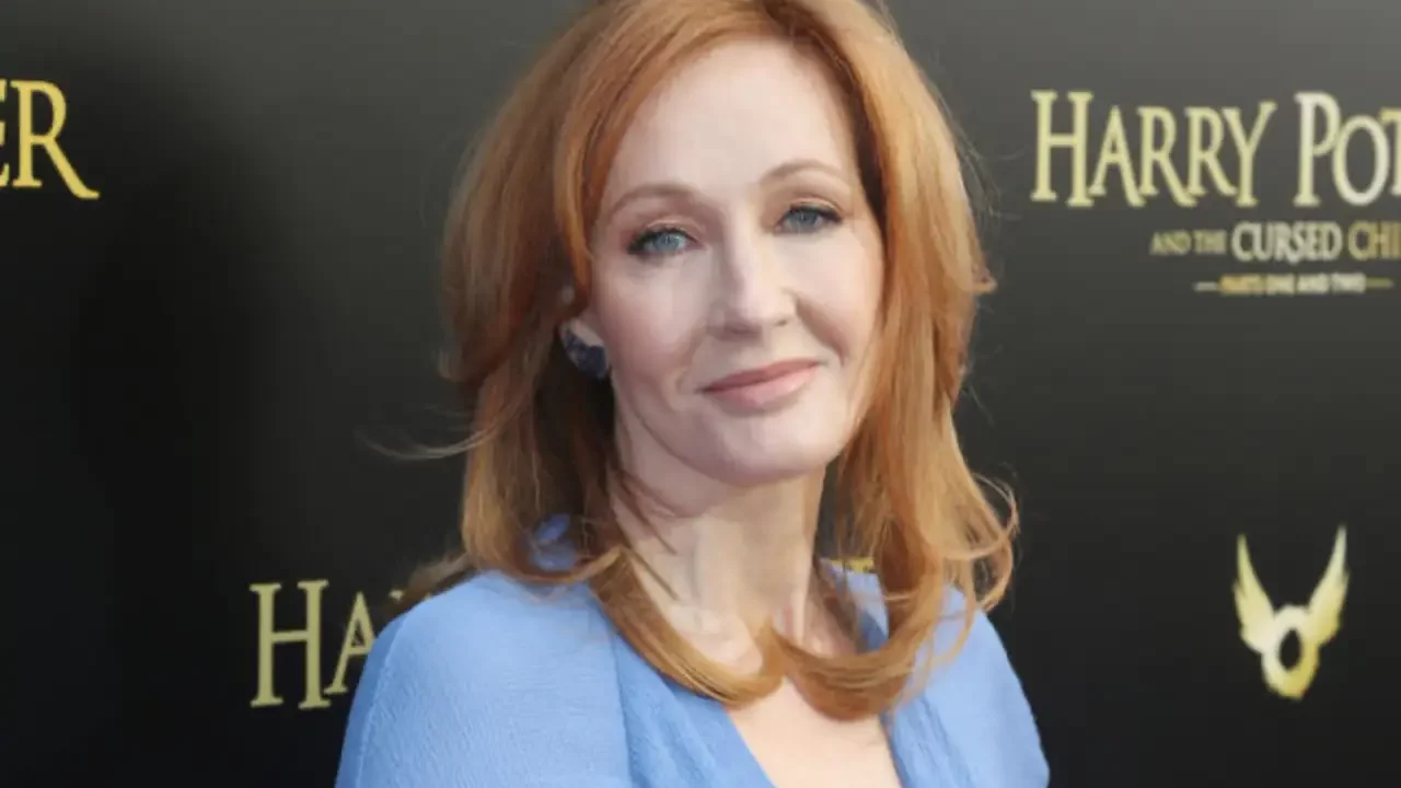 JK Rowling, criticada por sus comentarios sobre la primera árbitra trans