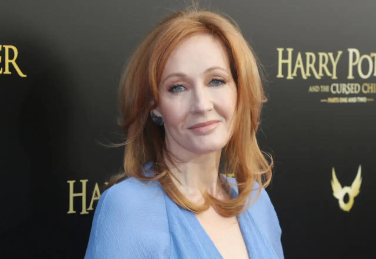 JK Rowling, criticada por sus comentarios sobre la primera árbitra trans