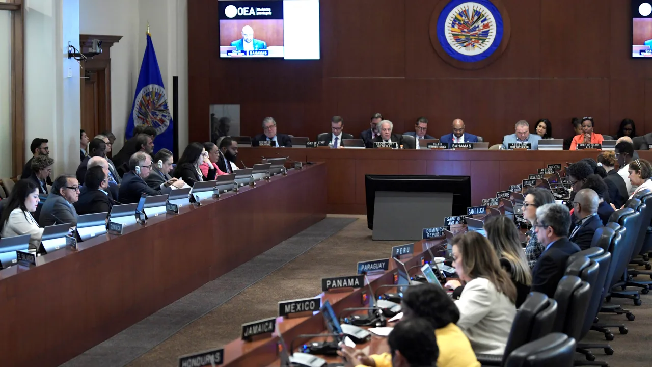Ecuador rechaza condena de la OEA, pero se abre a reconstruir confianza con México