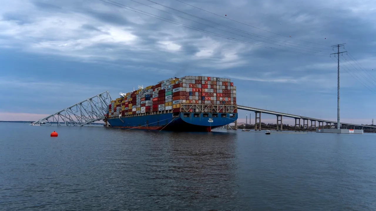 Habilitan canal temporal para buques que retiran escombros del puente de Baltimore