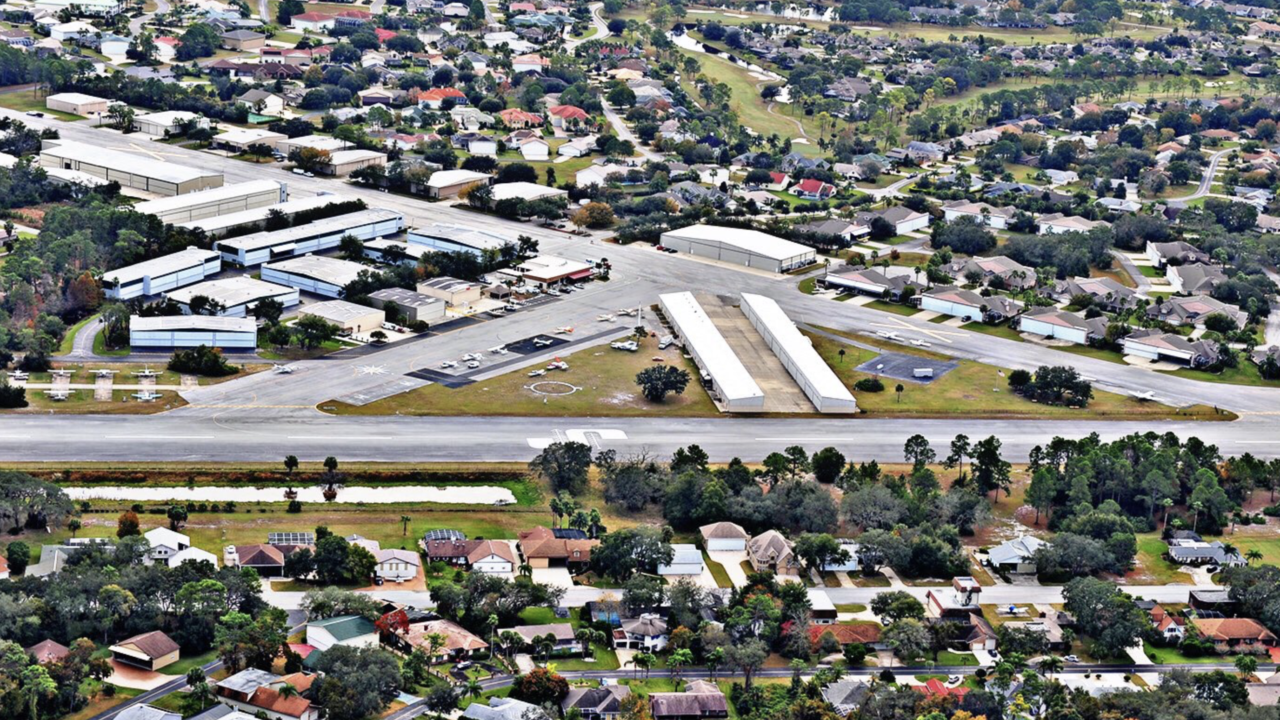 Conoce las zonas residenciales de EU donde en las casas guardan aviones en lugar de autos