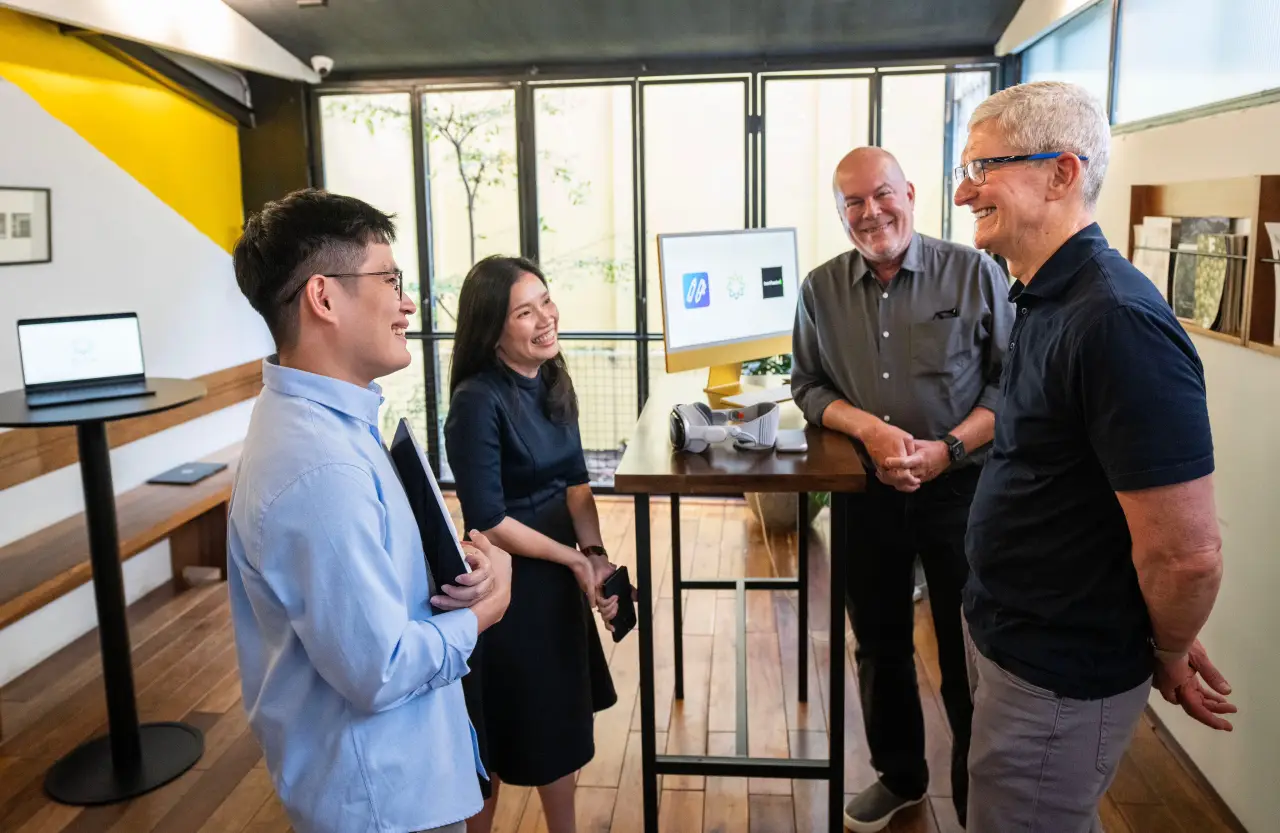 Tim Cook, CEO de Apple, visita Vietnam para encuentro con desarrolladores