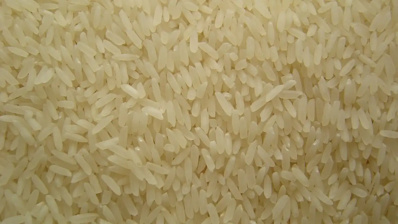 Una promoción pone a las personas a buscar en bolsas de arroz un grano premiado