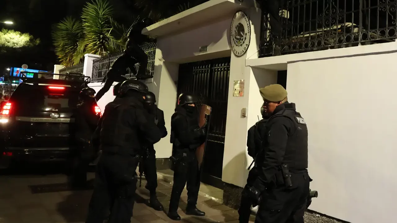Ecuador justifica asalto a embajada mexicana y acusa a México de promover impunidad
