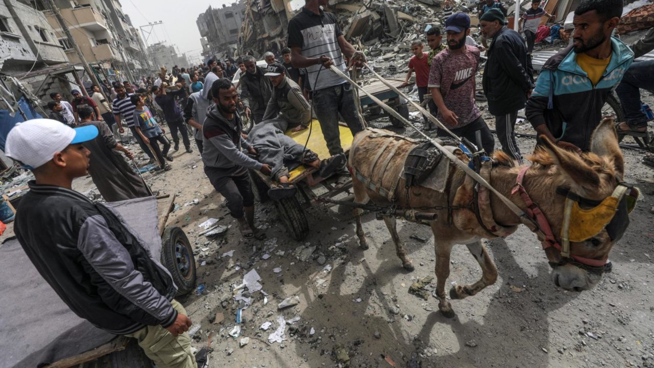 Ya son cerca de 34,000 los muertos en Gaza, tras 24 horas de fuertes bombardeos en norte y sur