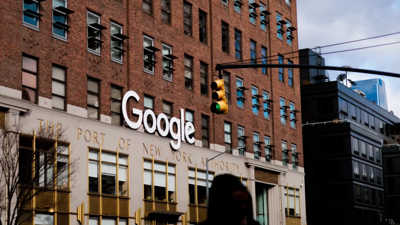 Alphabet, matriz de Google, supera las estimaciones de ingresos trimestrales