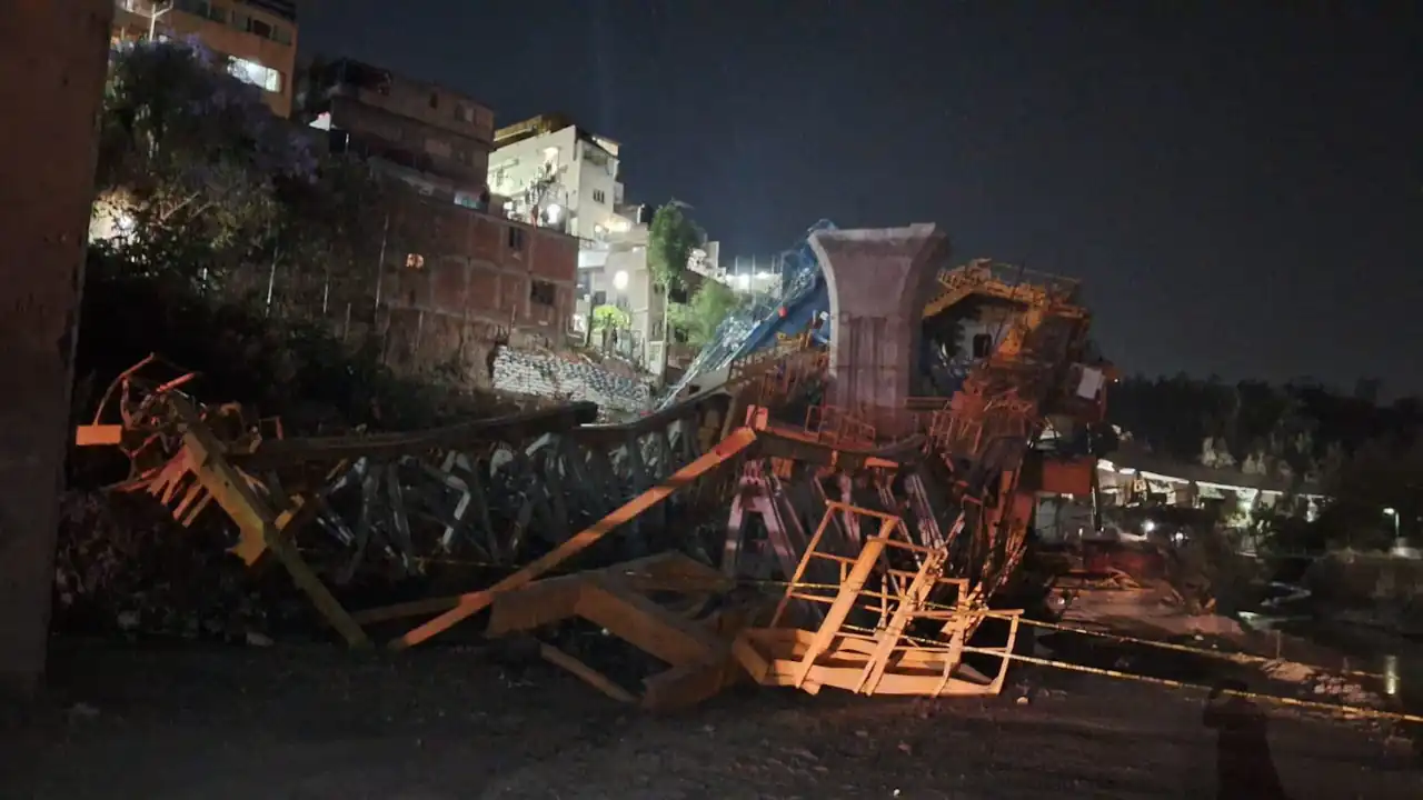 Se desploma una lanzadora de dovelas en obras del Tren Interurbano en Presa Tacubaya