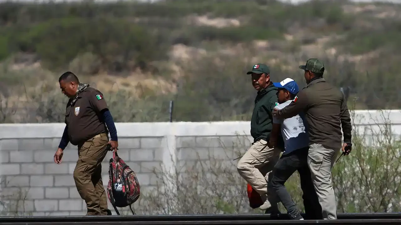 Avanza en Arizona una ley para que los votantes decidan sobre fuertes medidas migratorias