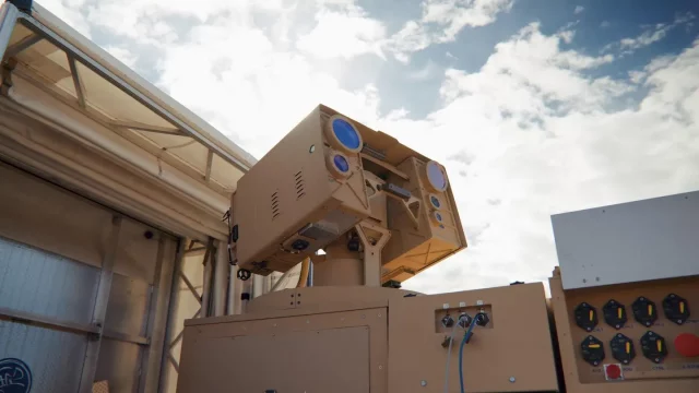 El sistema de defensa aérea láser Locust de BlueHalo, que está diseñado para derribar pequeños drones, cohetes y proyectiles de mortero. BLUEHALO.