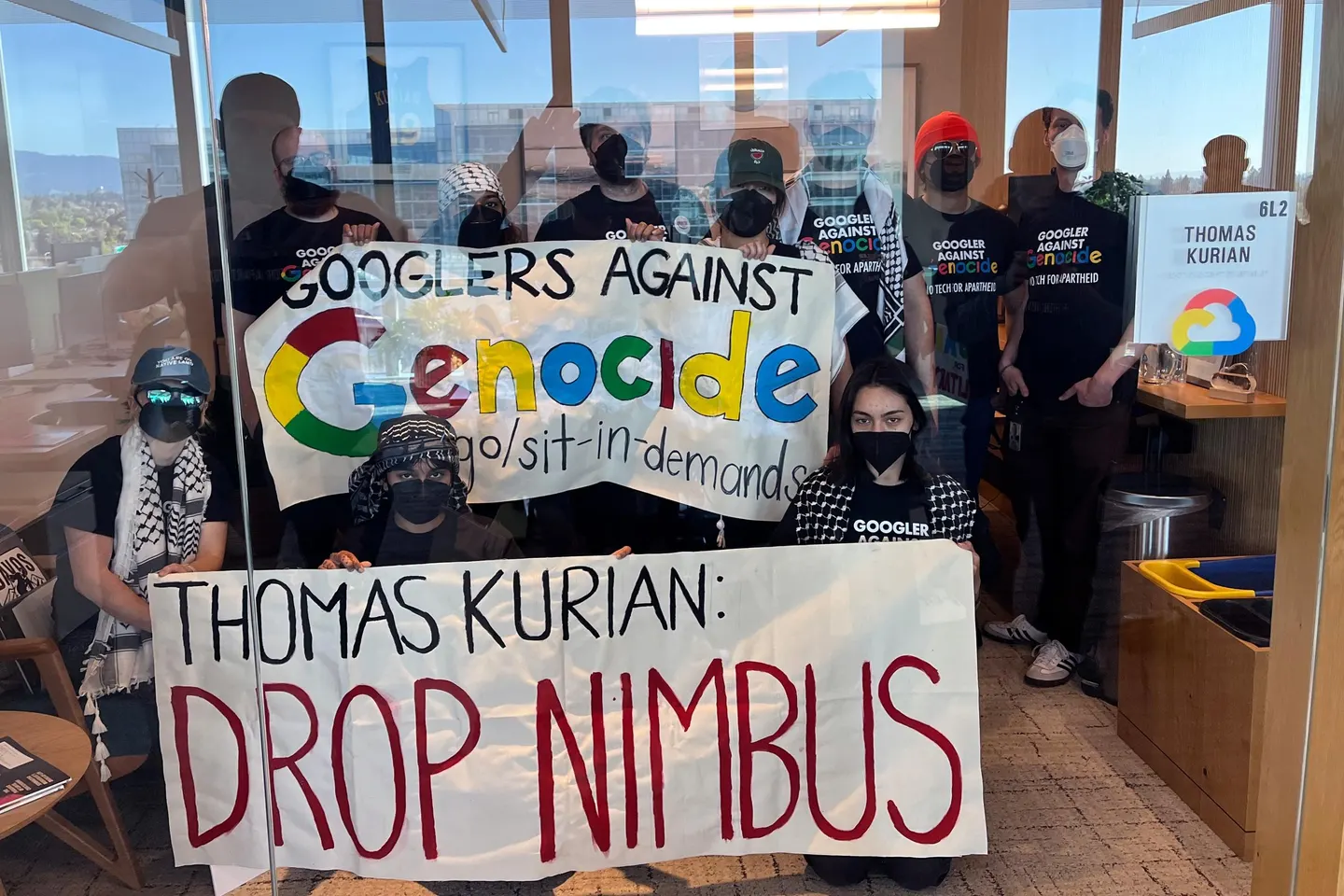 El 16 de abril, los empleados de Google organizaron una sentada en la oficina de Sunnyvale, California, del presidente de Google Cloud, Thomas Kurian, por el Proyecto Nimbus, el contrato de nube de mil millones de dólares de la compañía con el gobierno israelí. CAMPAÑA NO A LA TECNOLOGÍA PARA EL APARTHEID