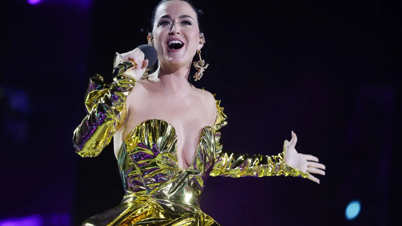 Los vestidos de Katy Perry en la Met Gala se vuelven virales, pero son falsificaciones de IA