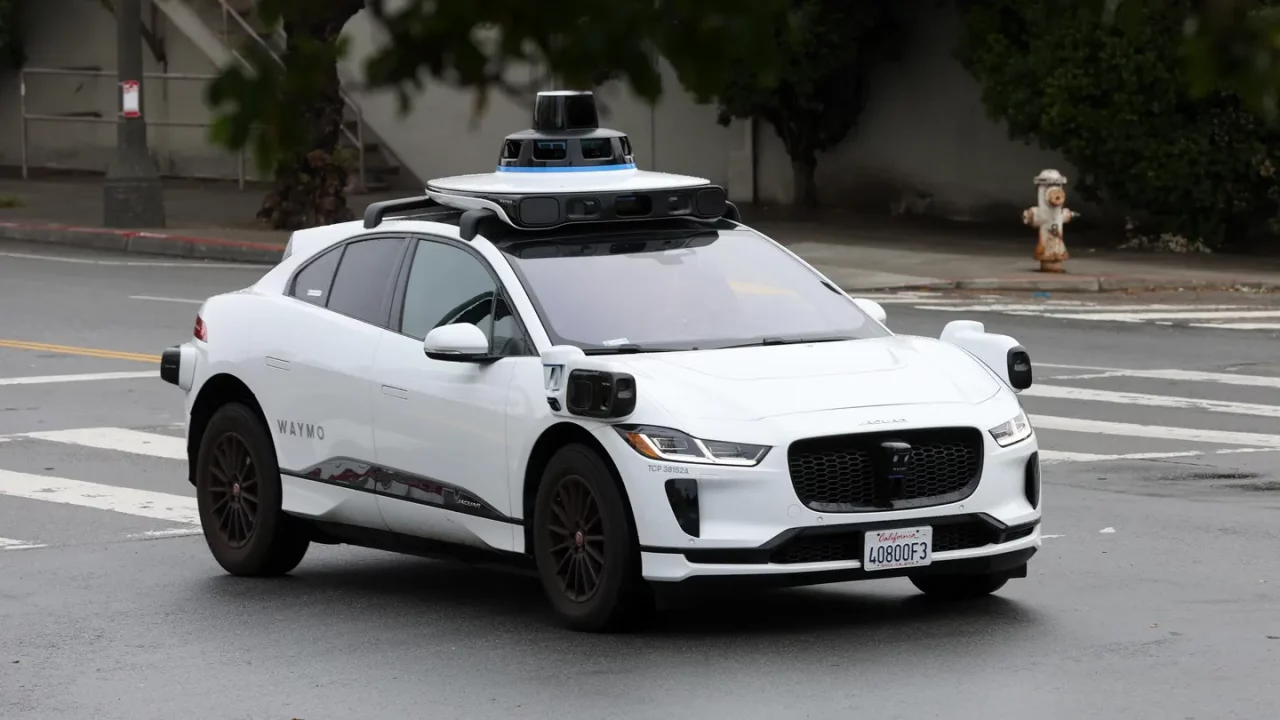 La flota Robotaxi de Waymo bajo la lupa de la Justicia después de nuevos accidentes