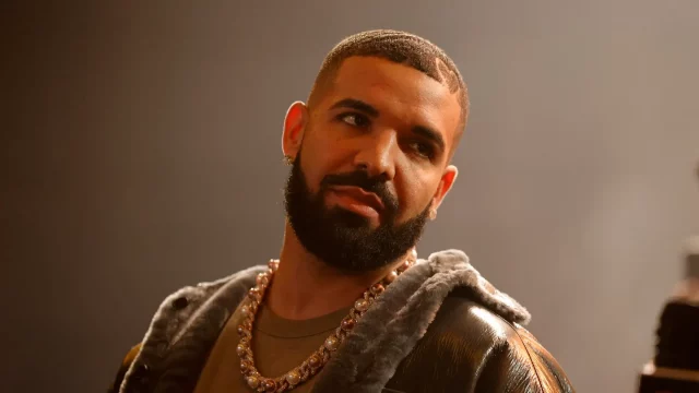 Drake habla en el escenario durante la batalla de rap Till Death Do Us Part de Drake el 30 de octubre de 2021. GETTY