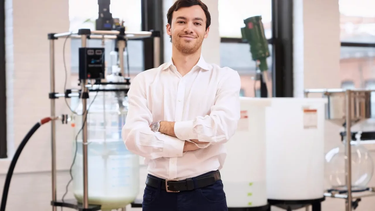 La IA de esta startup diseña enzimas que pueden comer residuos plásticos