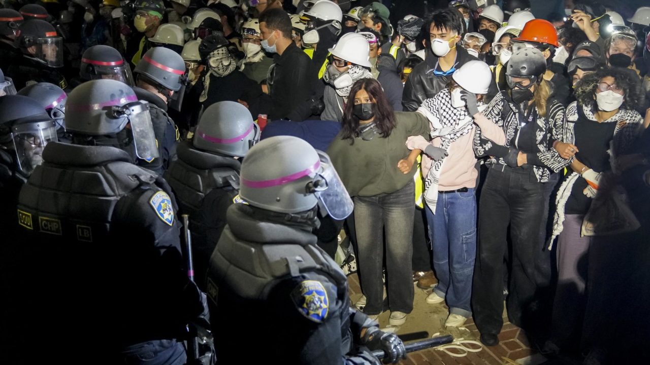 Biden condena la violencia en las protestas universitarias contra la guerra en Gaza