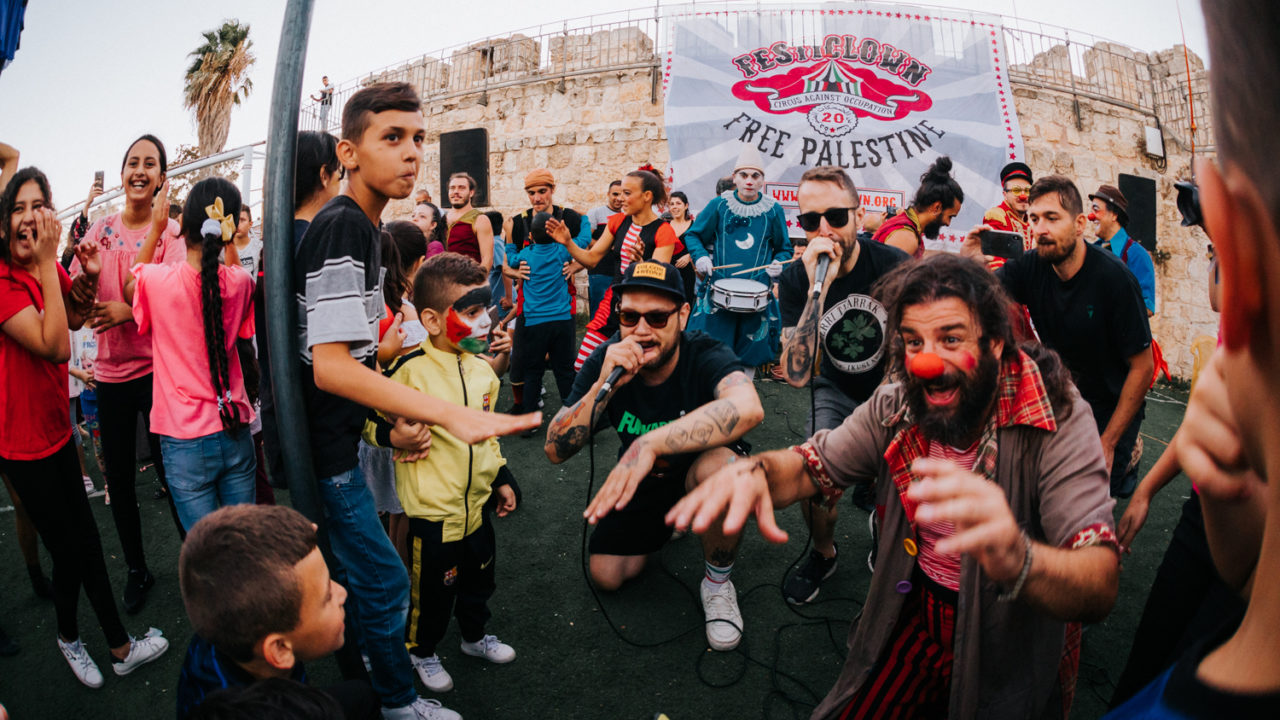 ONG de ‘payasos rebeldes’ busca llevar la risa a un campo de refugiados en Palestina