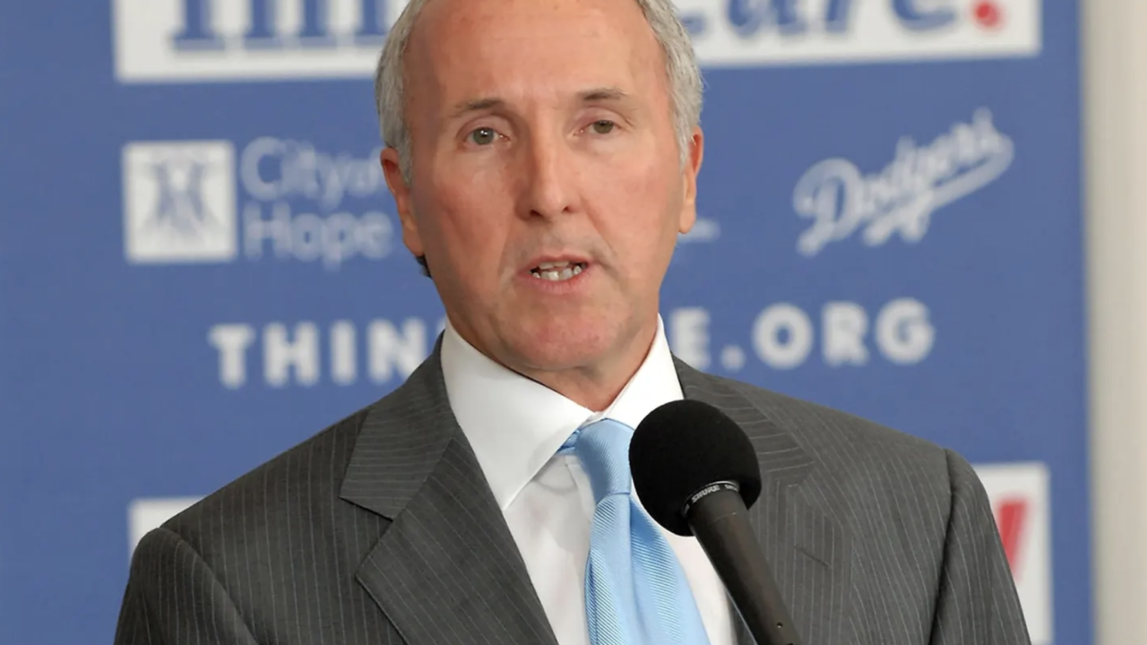 ¿Quién es Frank McCourt, el multimillonario que intenta comprar TikTok?