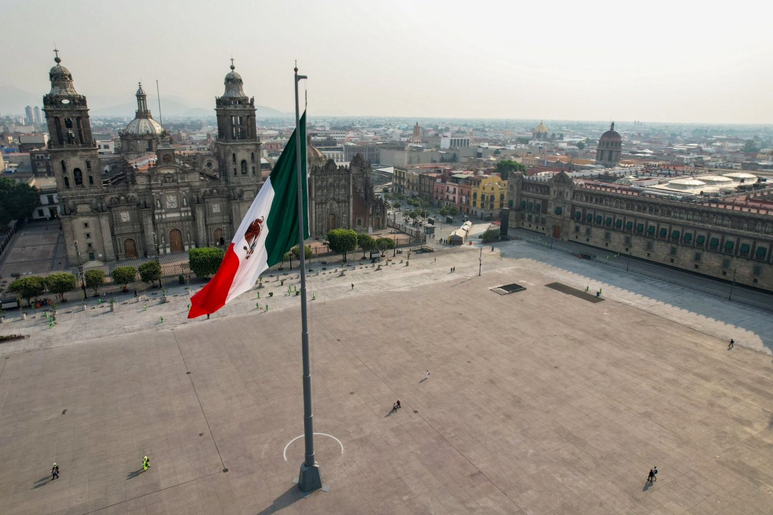 19.000 personas participan en el evento First Walk en la zona peatonal del Zócalo en la Ciudad de México, según Forbes México.