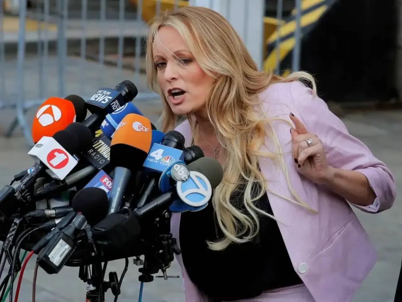 La actriz porno Stormy Daniels sube al estrado en el juicio penal contra Donald Trump