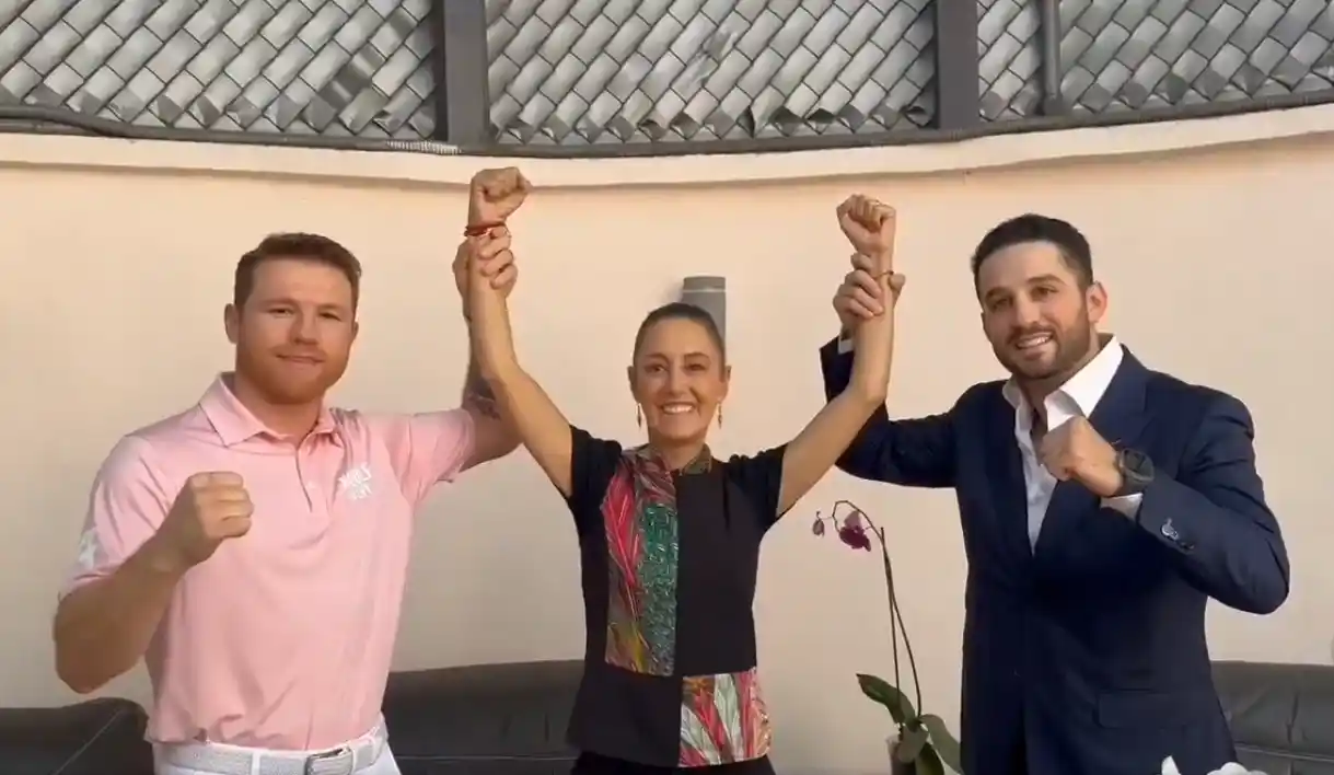 ‘Sé que va a ganar’: ‘Canelo’ Álvarez levanta brazo de Claudia Sheinbaum en señal de victoria