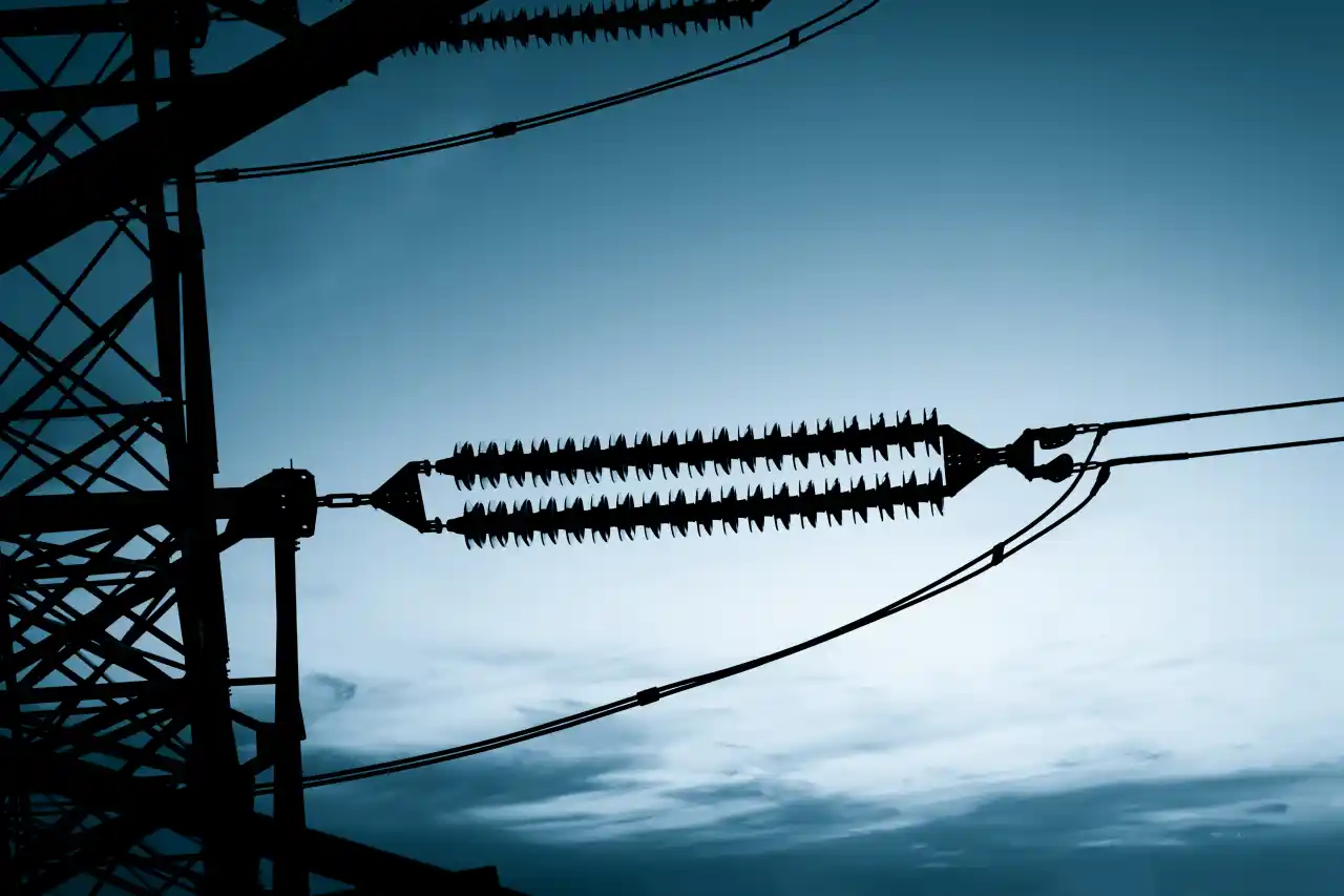 Empresarios urgen al Gobierno aprobación de 3,500 permisos eléctricos privados que están detenidos para evitar apagones
