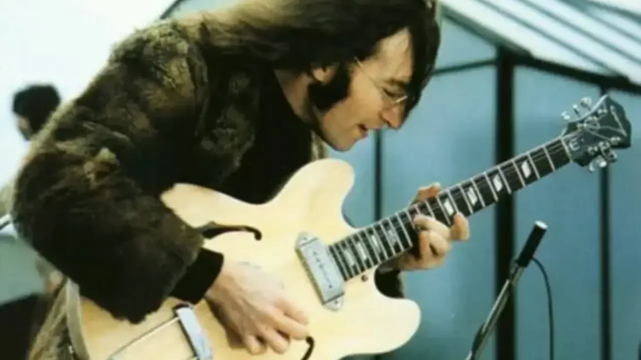 Guitarra que usó John Lennon para grabar ‘Help!’ es subastada en millonaria cifra
