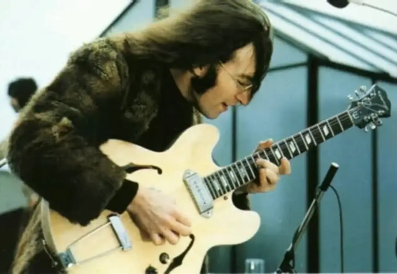 Guitarra que usó John Lennon para grabar ‘Help!’ es subastada en millonaria cifra