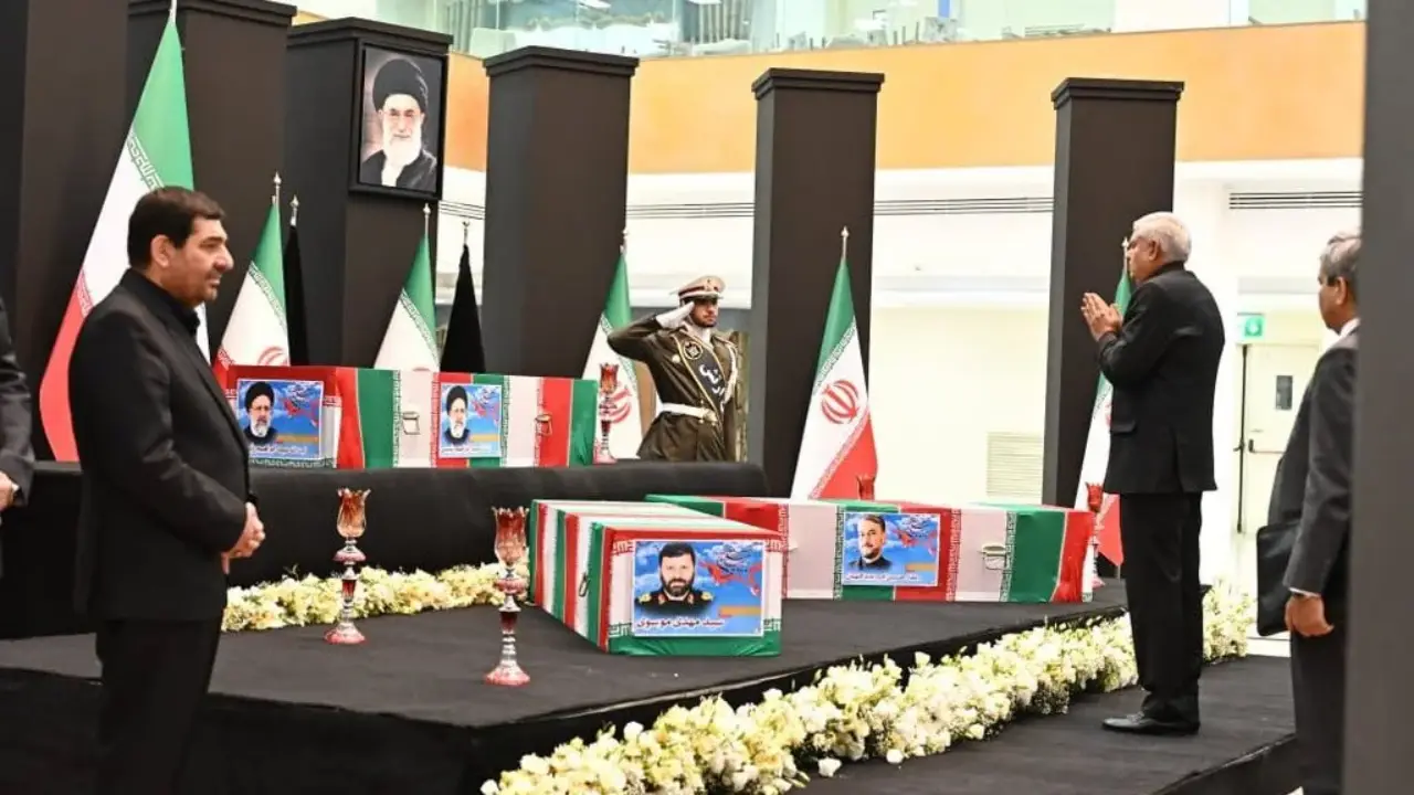 Líder supremo de Irán preside funeral del presidente fallecido en accidente