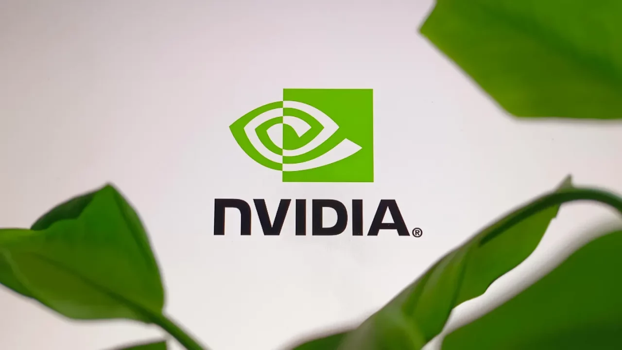 Acciones de Nvidia caen otro 5%: la capitalización de mercado cae 500,000 mdd desde el pico de la semana pasada