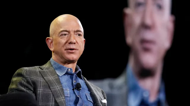Forbes estima que el fundador de Amazon, Jeff Bezos, tiene un patrimonio neto de alrededor de 203.800 millones de dólares hasta el lunes. DERECHOS DE AUTOR 2019 THE ASSOCIATED PRESS. RESERVADOS TODOS LOS DERECHOS.