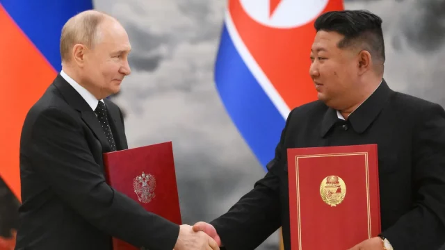 El presidente ruso, Vladimir Putin, estrecha la mano del líder de Corea del Norte, Kim Jong Un, tras firmar El tratado de cooperación estratégica.POOL/AFP VÍA GETTY IMAGES