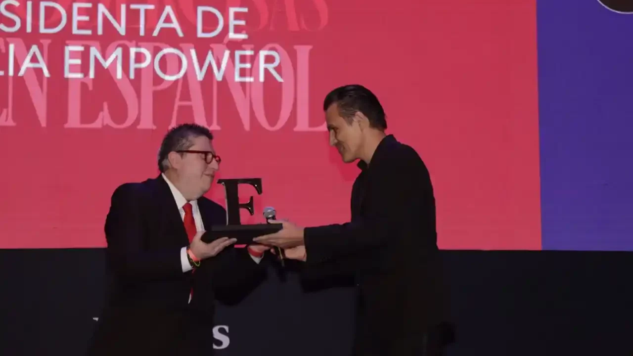 Mujeres Poderosas 2024: El poder de Gina Diez Barroso no se ve en reseñas, sino cuando es madre, dice su hijo Billy Rovzar