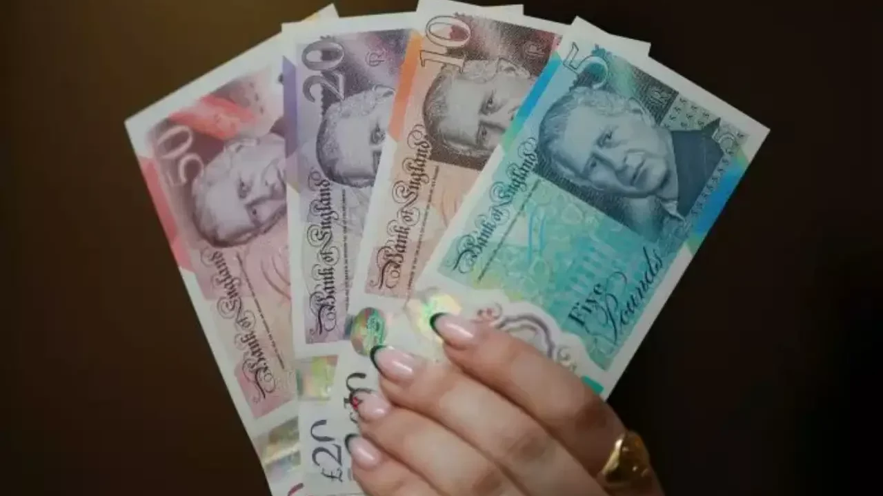Los nuevos billetes con la figura de Carlos III ya están en circulación en Reino Unido