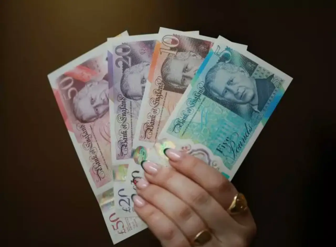 Los nuevos billetes con la figura de Carlos III ya están en circulación en Reino Unido