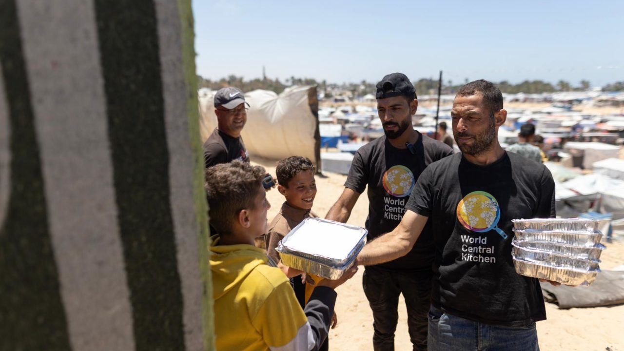 Tras ataque a colaboradores, World Central Kitchen reparte 50 millones de comidas en Gaza