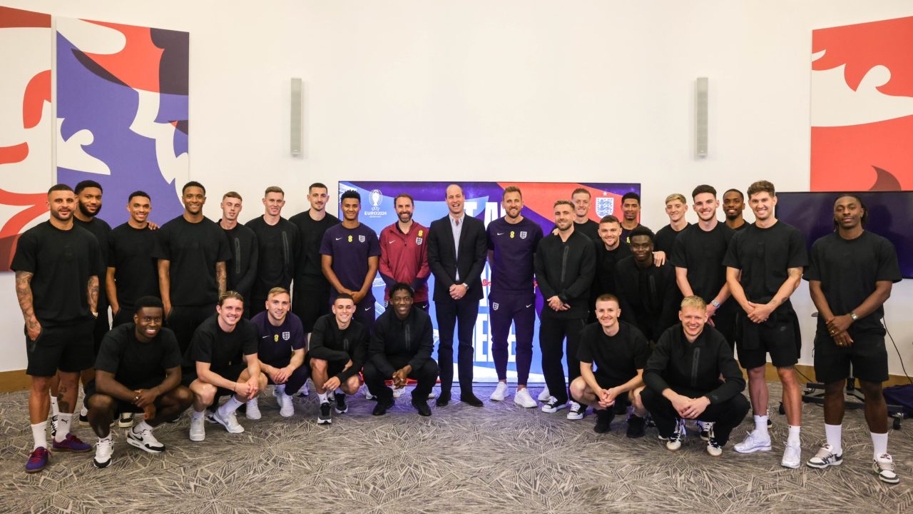 Príncipe William visita a la selección inglesa para dar su apoyo frente a la Eurocopa