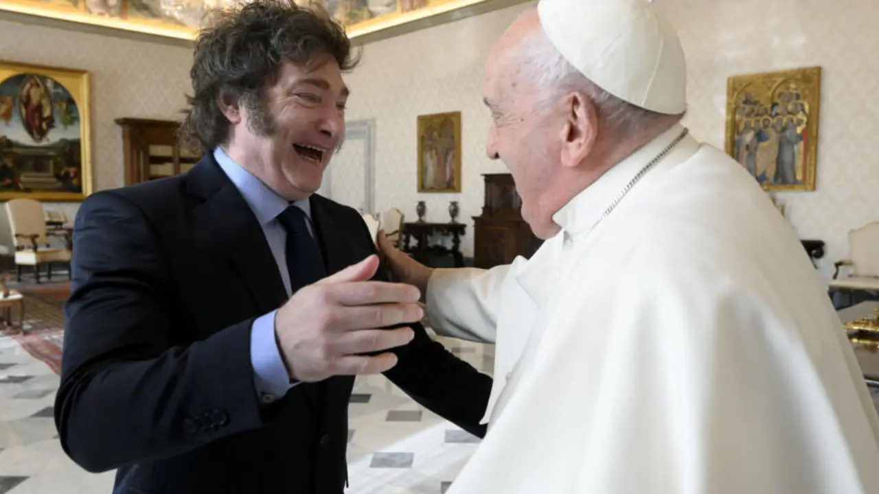 El Papa Francisco y Milei se abrazan al encontrarse en la cumbre del G7 en Italia