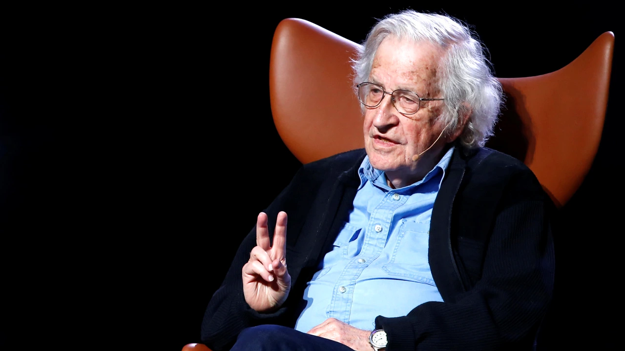 Noam Chomsky es dado de alta de un hospital de São Paulo
