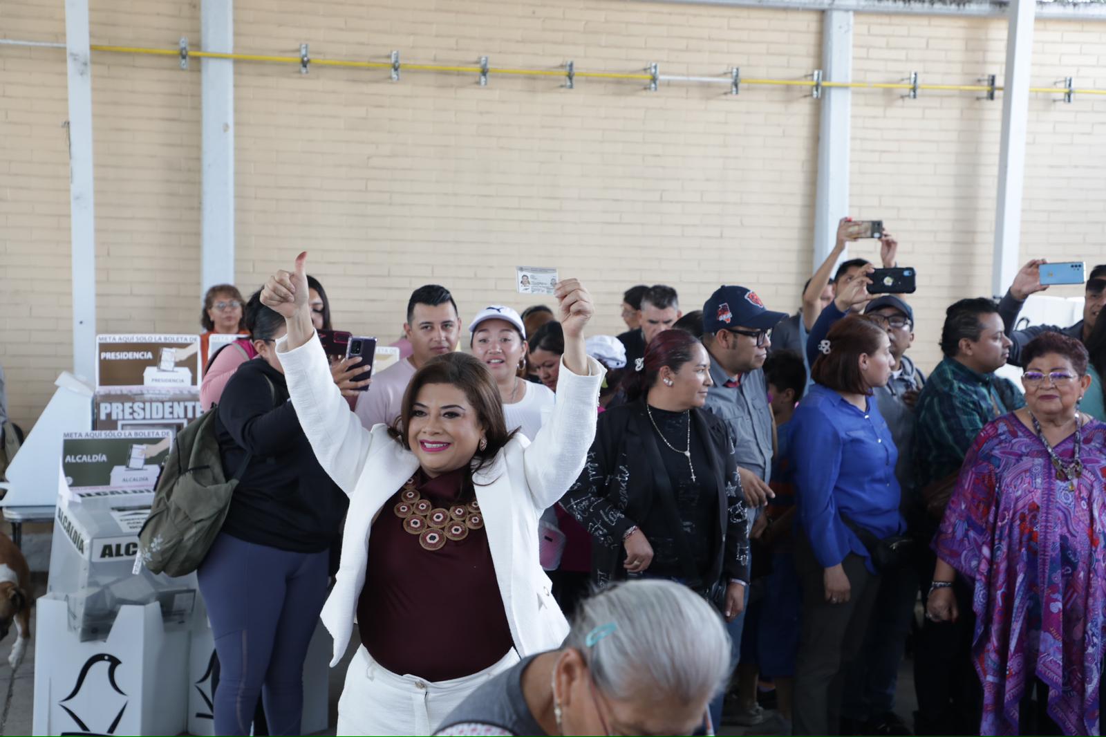 Clara Brugada emite su voto, se dice contenta y espera jornada pacífica