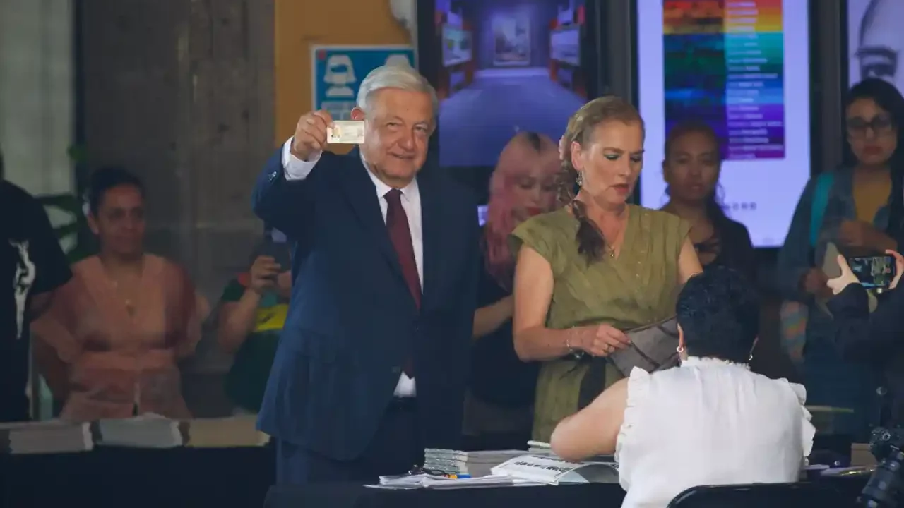 Elecciones 2024: ‘Ánimo’, dice AMLO al emitir su voto cerca de Palacio Nacional