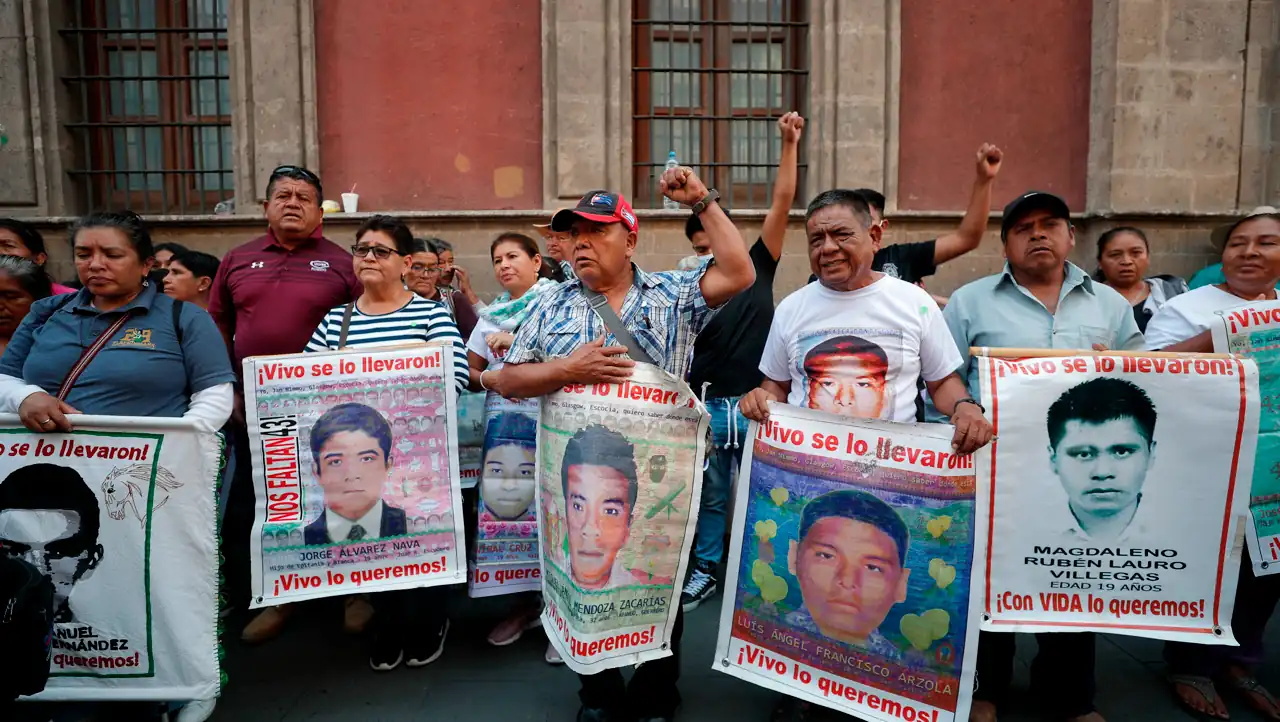 Padres de estudiantes de Ayotzinapa exigen a AMLO ‘vínculo’ con Sheinbaum
