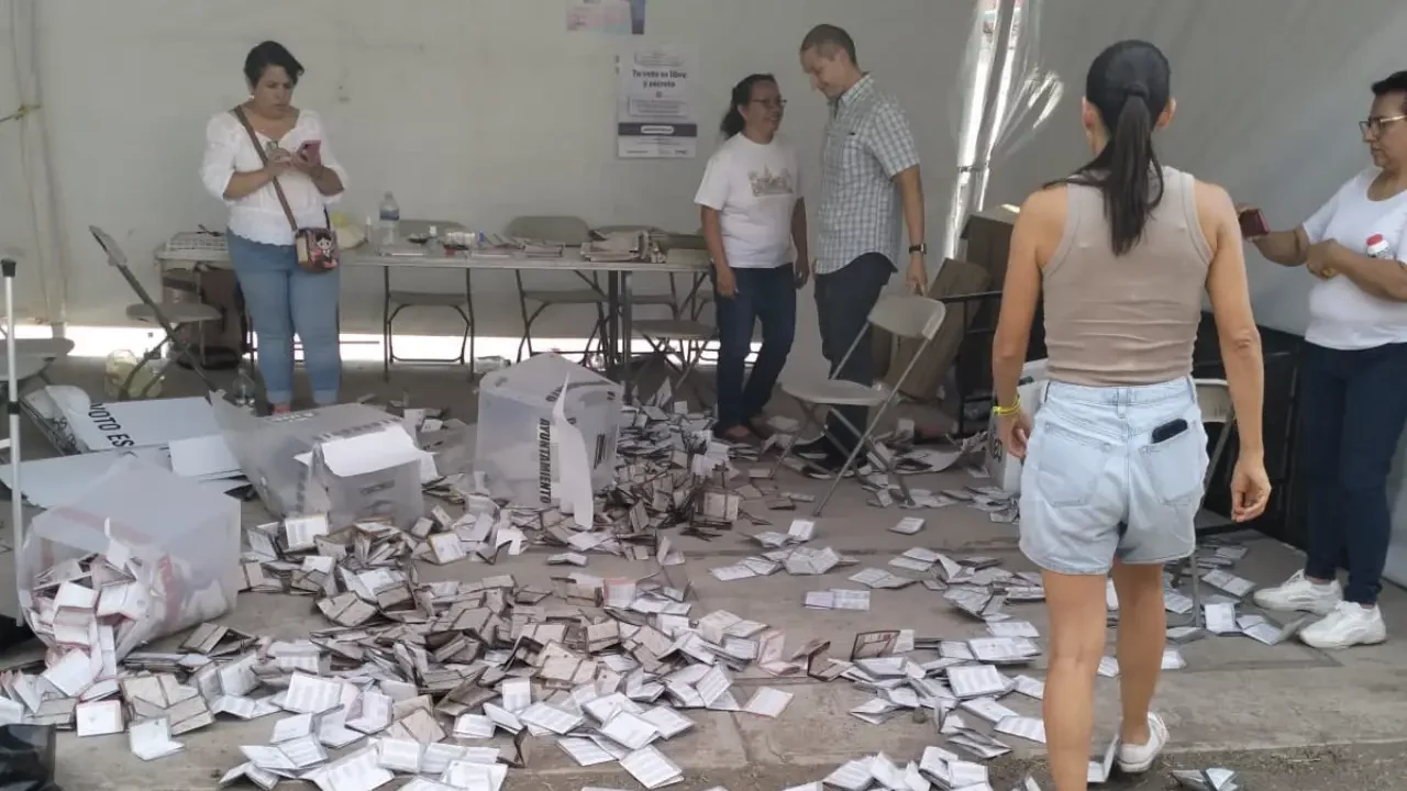 Reportan que sujetos armados destrozaron material electoral en casilla en Querétaro