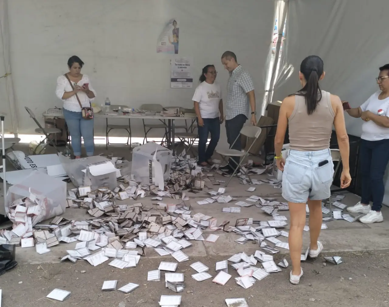 Reportan que sujetos armados destrozaron material electoral en casilla en Querétaro