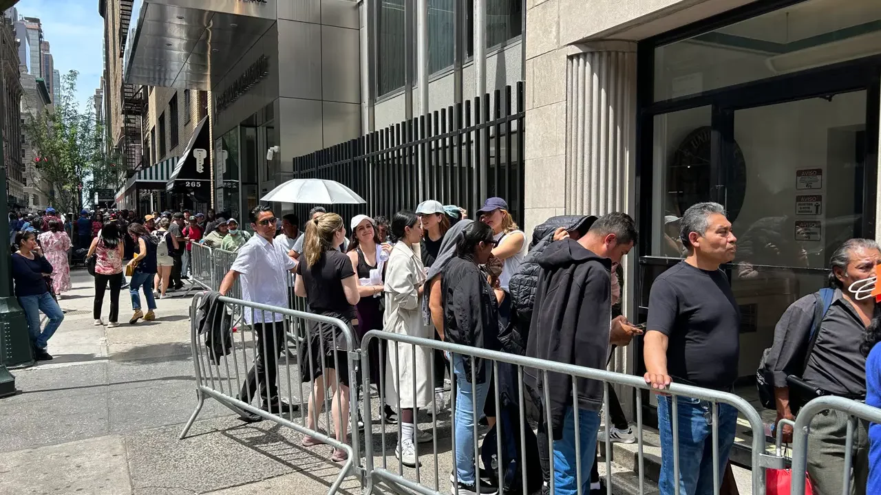 Miles de mexicanos en EU intentan votar entre problemas técnicos y filas interminables