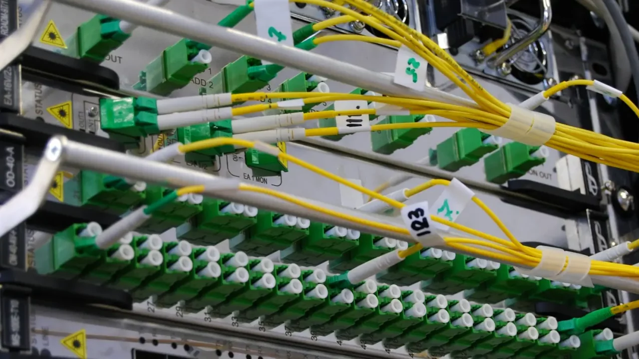 Inician operaciones de fabricante chino de fibra óptica en Jalisco